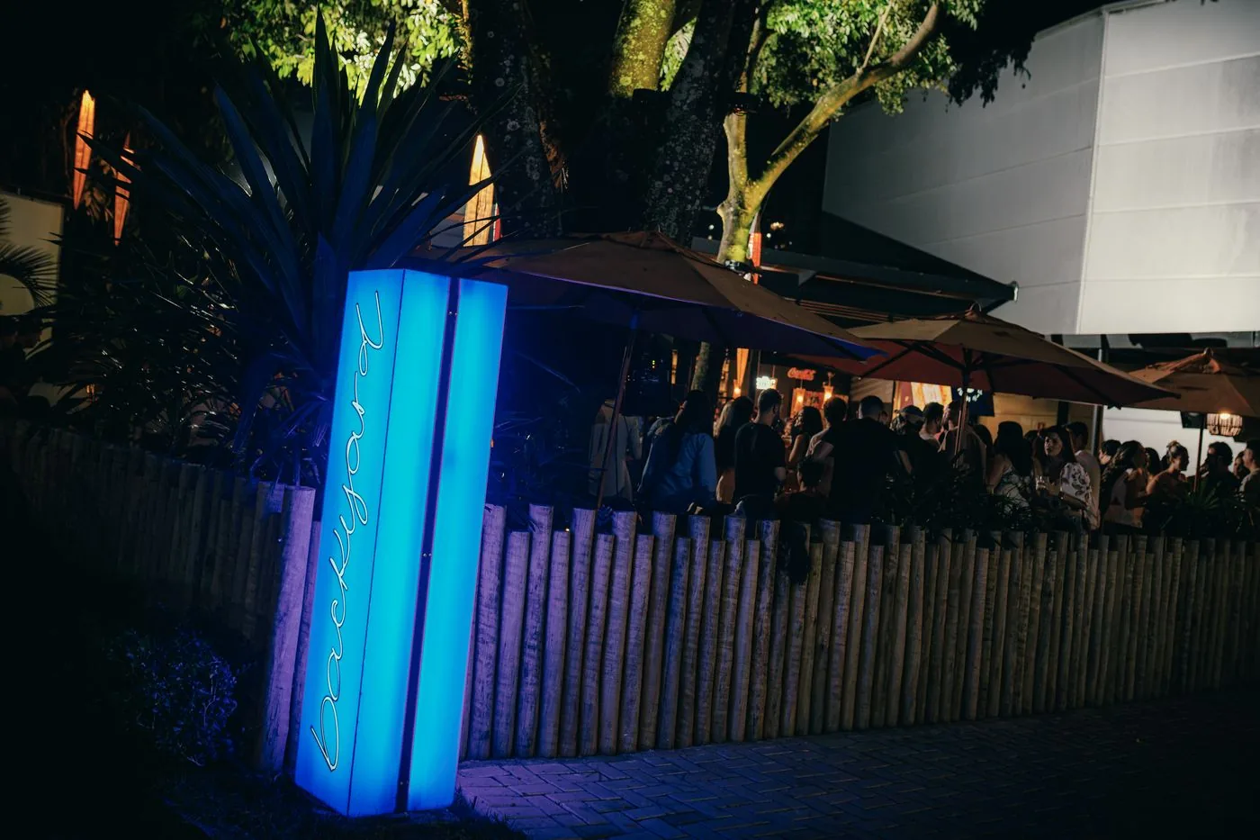 Letreiro do Backyard visto da calçada, referência para chegar ao bar